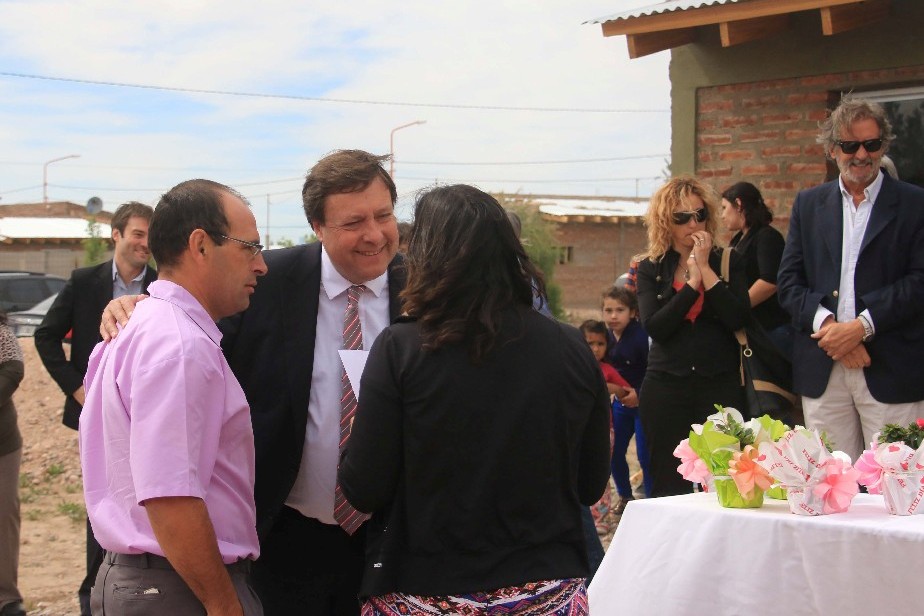 El Gobernador Weretilneck entreg viviendas en Fernndez Oro