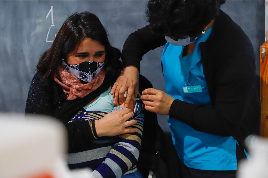 Comenz en Bariloche la vacunacin de personas sin factores de riesgo de entre 40 y 49 aos